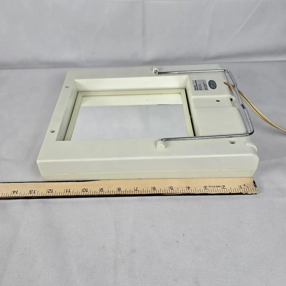 TRUE HUE LIGHTED MAKE-UP MIRROR DUAL SIDED MAGNIFYING. 4 SETTINGS‎ /OUTLET